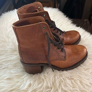 Frye boots in NWOT condition